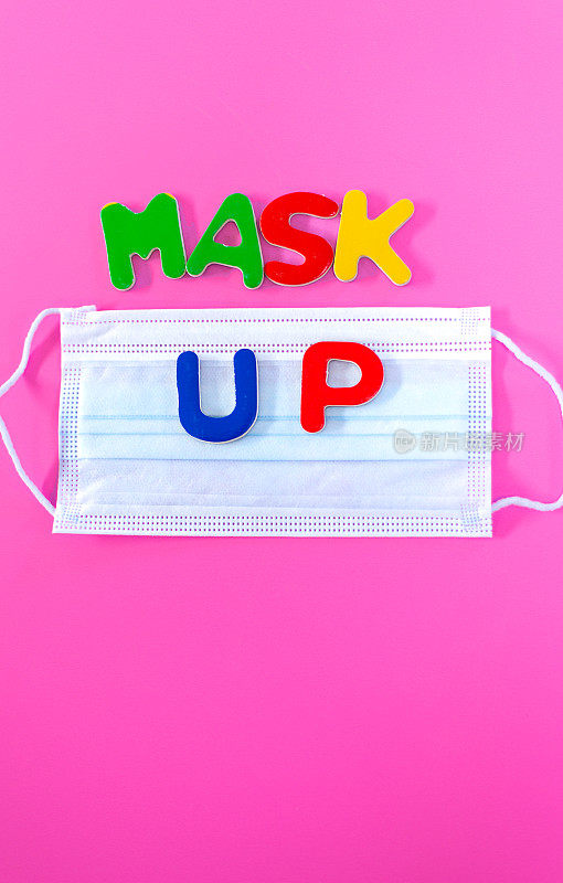 外科口罩读“Mask UP”，亮粉色背景